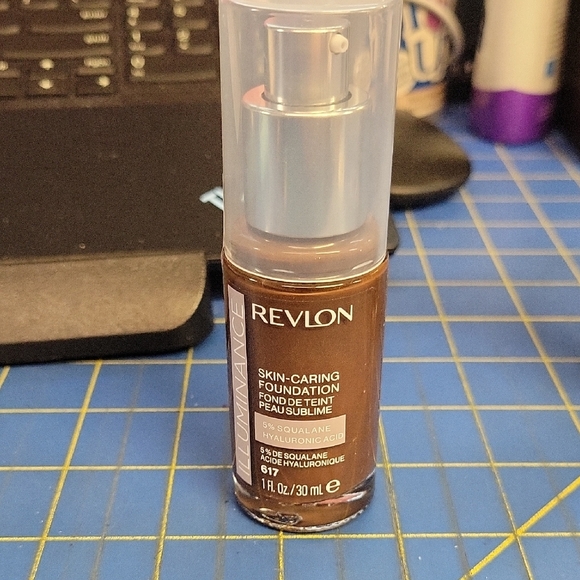 Revlon Skin-Caring Foundation - Shade 617 Ebony 30ml Bottle New - Picture 1 of 2